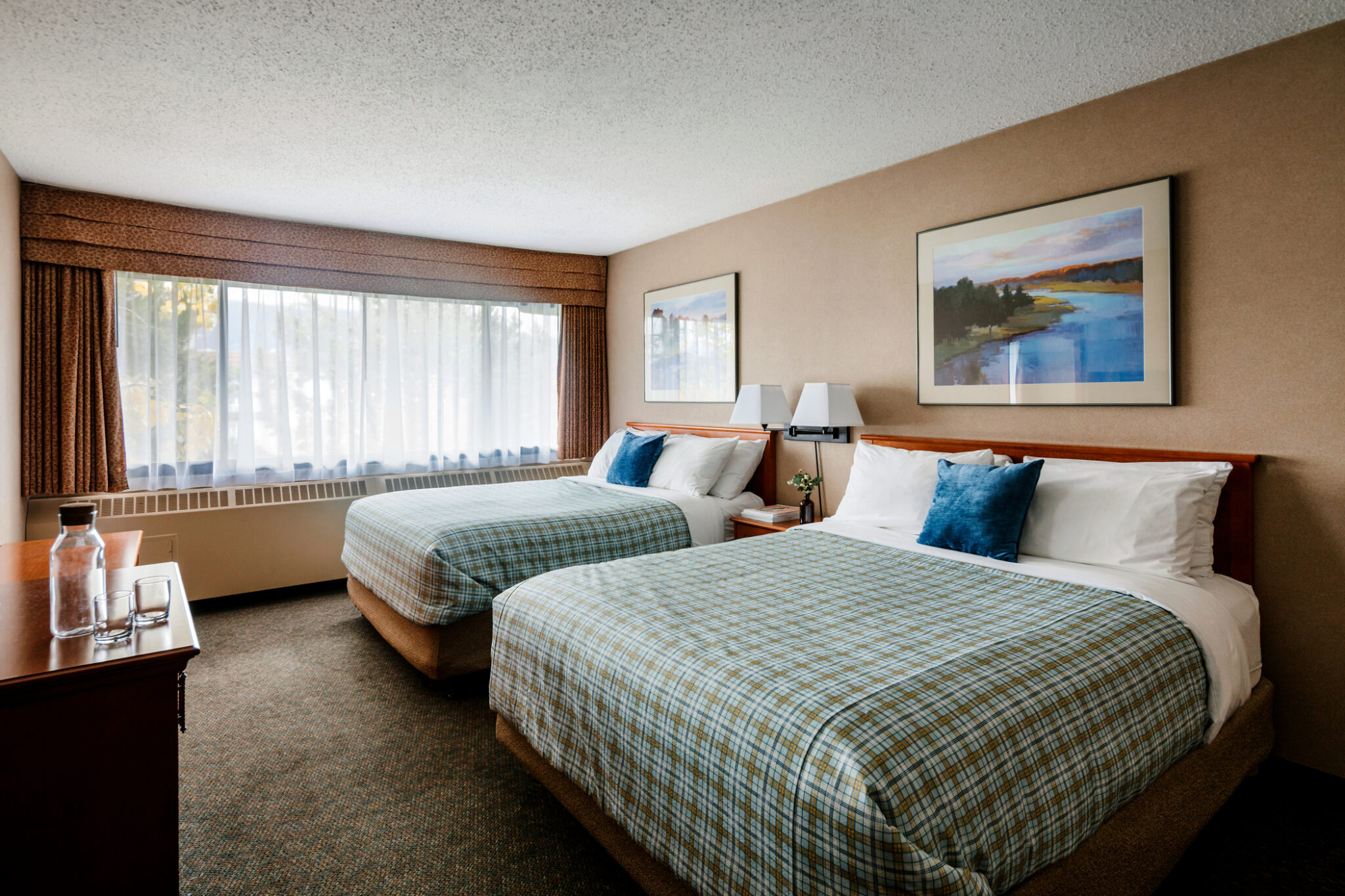 Jonview Hotel-Lobstick Lodge-Jonview-Standard 01-YJALL_room_001 | MagicBus Tours